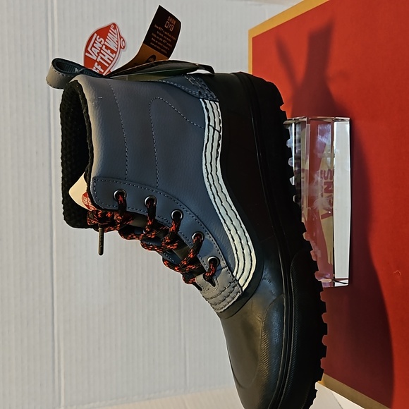 (NWT) MID SNOW MTE VANS BOOTS - Picture 6 of 11